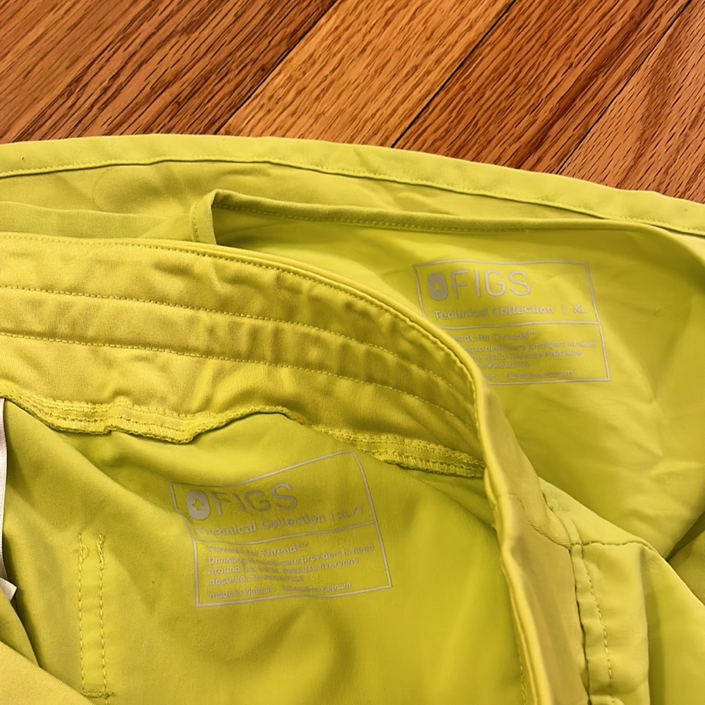 Figs Lime Green Scrub Set - Picture 10 of 12